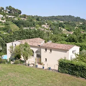 https://le-mas-des-amandiers.fr-provencehotel.com